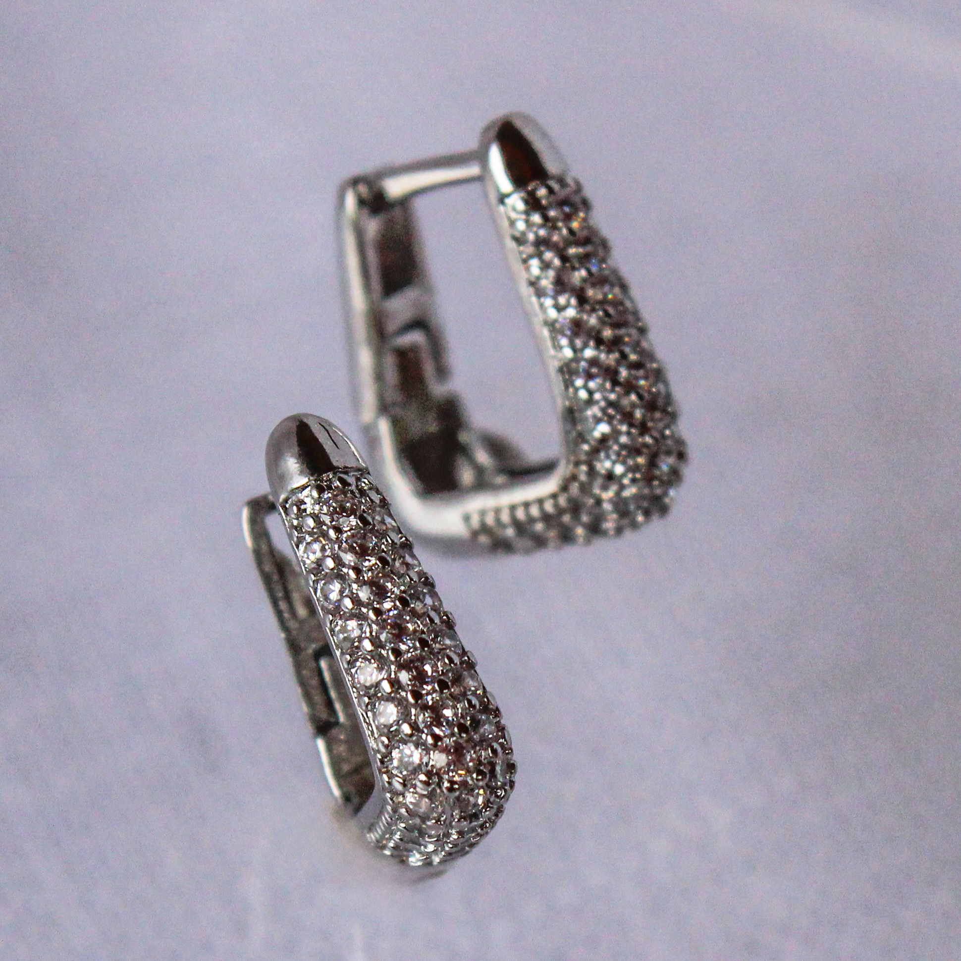 Brinco Orgânico com Mini Zircônia Prateado - M