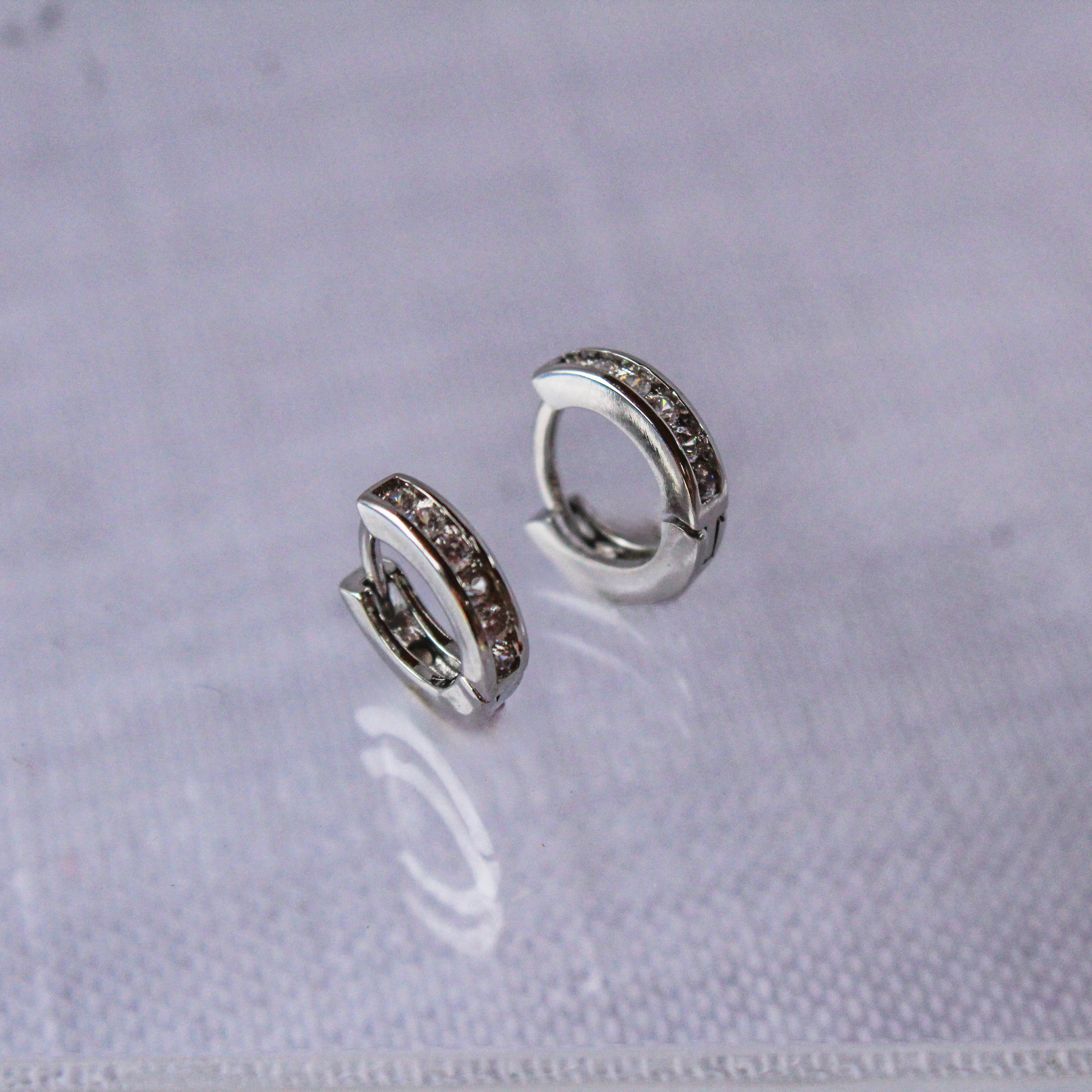 Brinco de Argola Redondo com Mini Zircônias Prateado - P