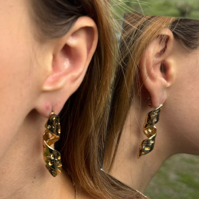 Brinco Torcido Concha Dourado