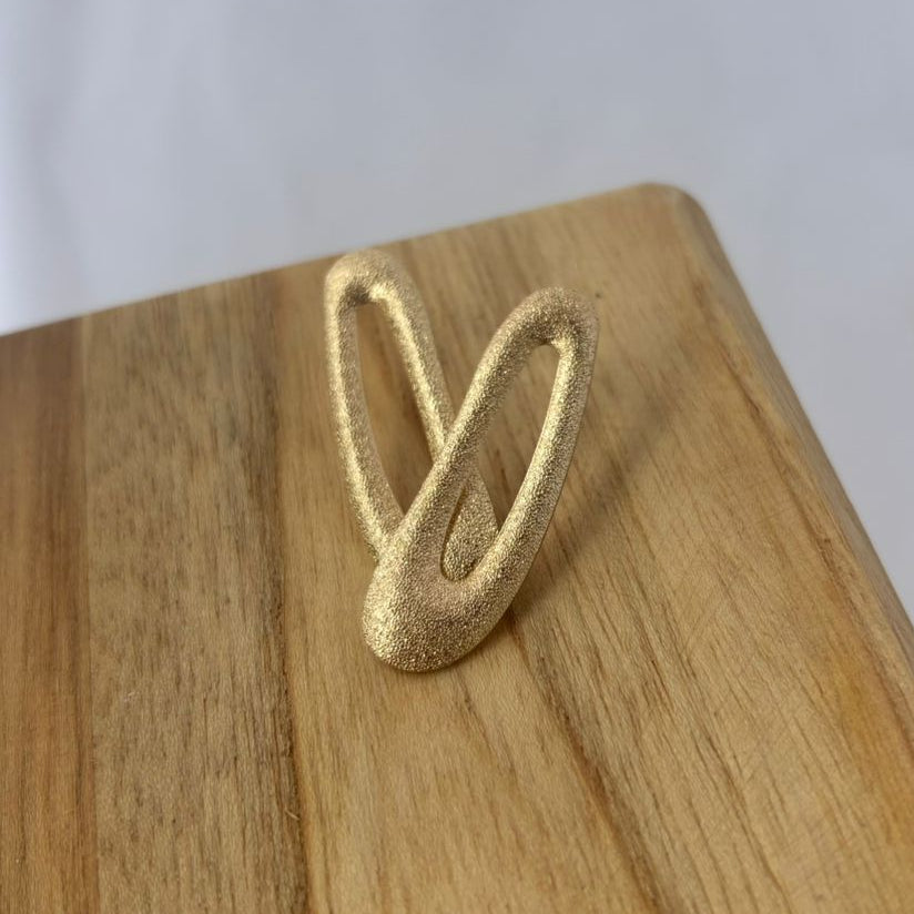 Brinco Abstrato com Textura Fosqueada Dourada