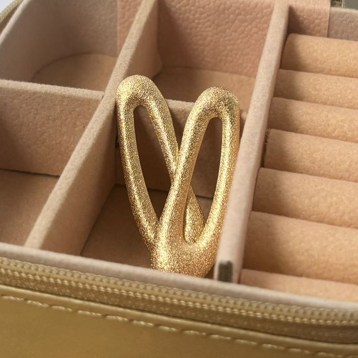 Brinco Abstrato com Textura Fosqueada Dourada