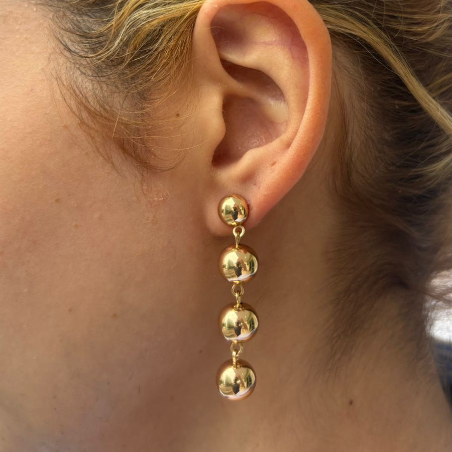 Brinco de Bolinhas Douradas Penduradas