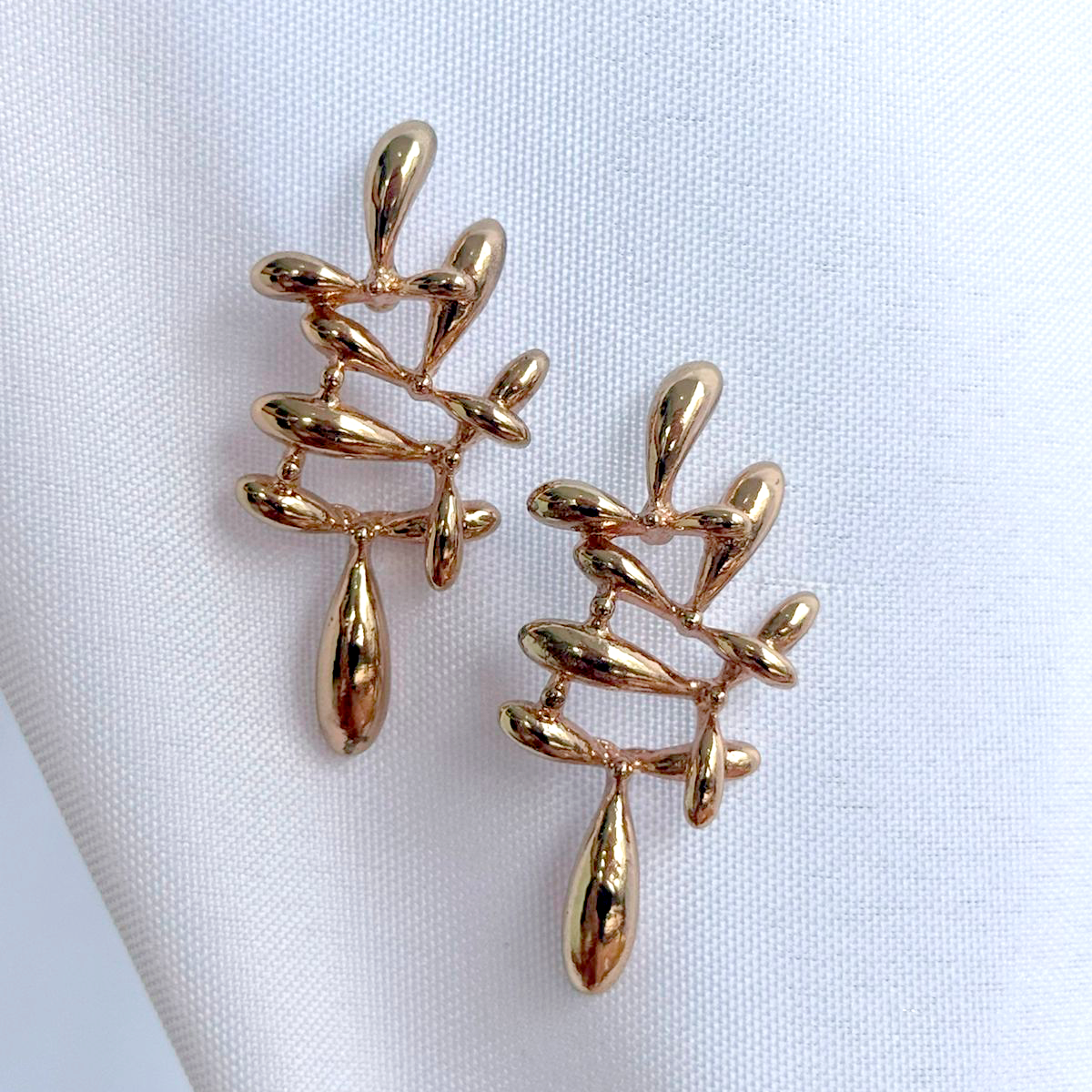 Brinco Orgânico Abstrato Dourado