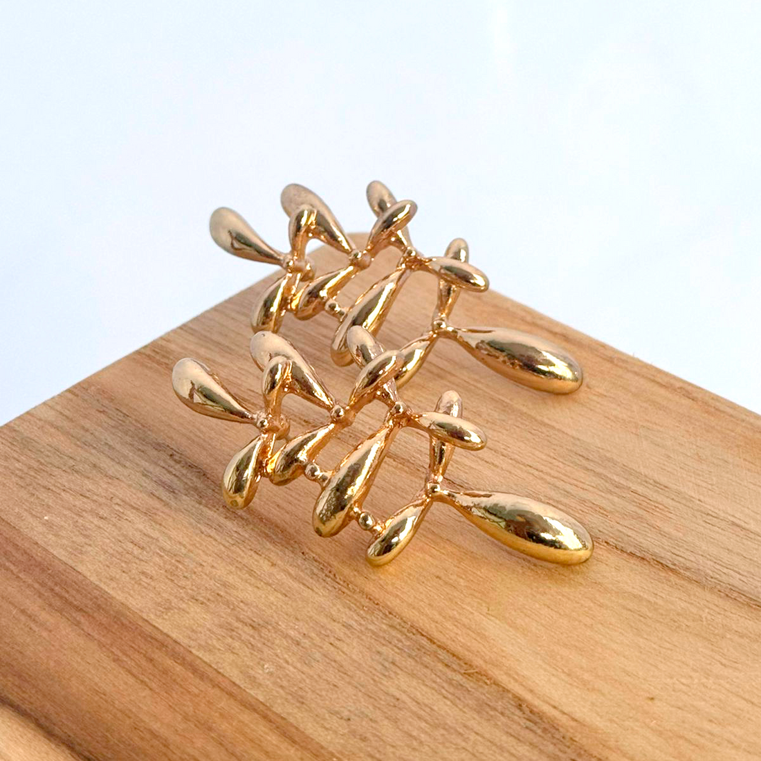 Brinco Orgânico Abstrato Dourado