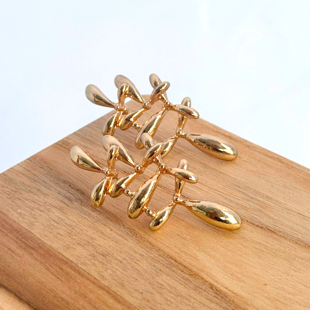 Brinco Orgânico Abstrato Dourado