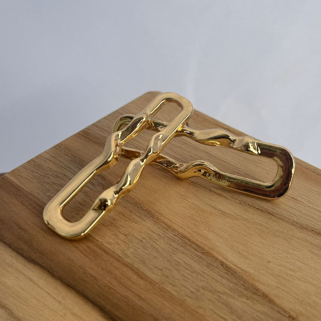 Brinco Orgânico Dourado Efeito Derretido