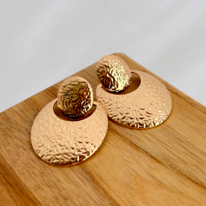 Brinco Forma Circular com Textura Dourada