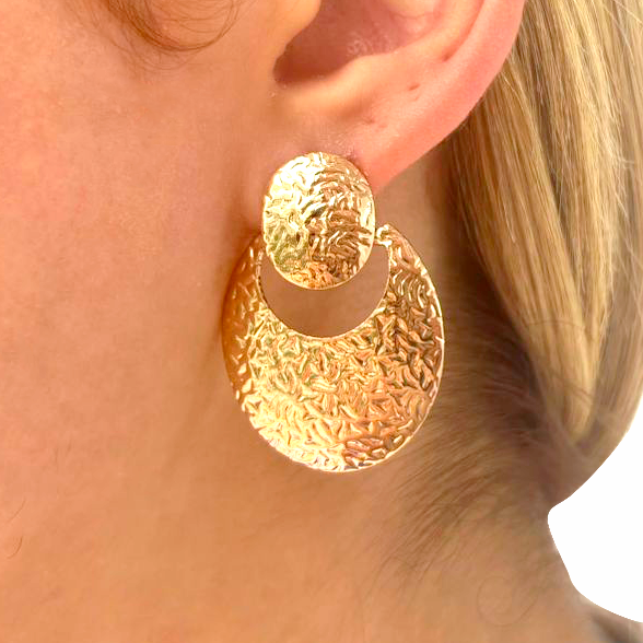 Brinco Forma Circular com Textura Dourada