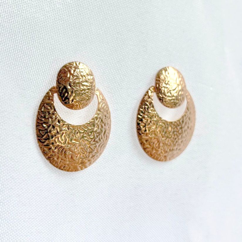 Brinco Forma Circular com Textura Dourada