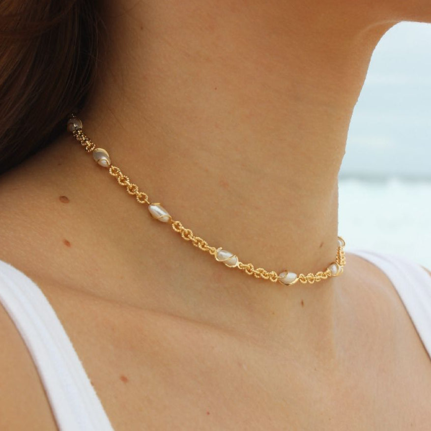 Colar Trançado de Pérolas Dourado