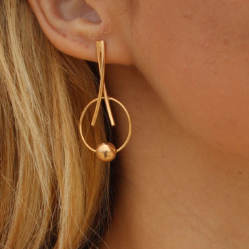 Brinco Linhas Entrelaçadas Com Esfera Dourada