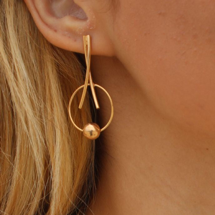 Brinco Linhas Entrelaçadas Com Esfera Dourada