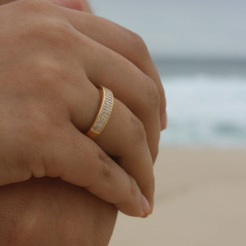 Anel Com Metade Cravejado de Mini Zircônias Dourado