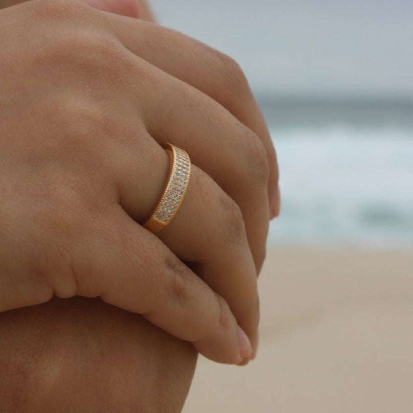 Anel Com Metade Cravejado de Mini Zircônias Dourado