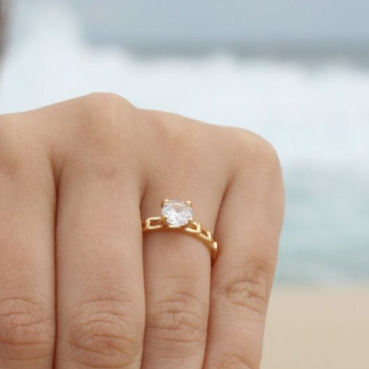 Anel Solitário com Trama Dourado