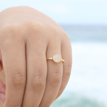 Anel Dourado de Zircônias