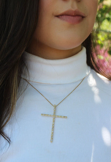 Colar com Cruz de Zircônias Retangulares Dourada Elegante e Fina