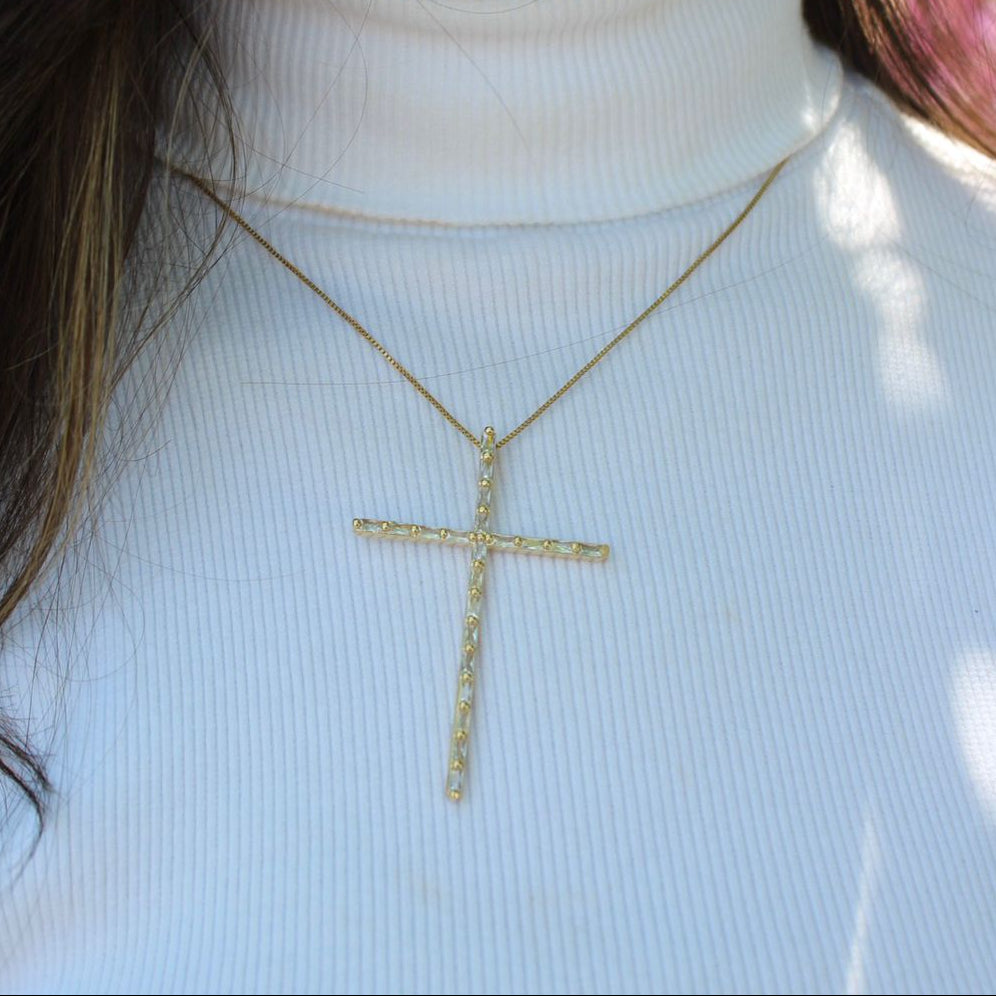 Colar com Cruz de Zircônias Retangulares Dourada Elegante e Fina