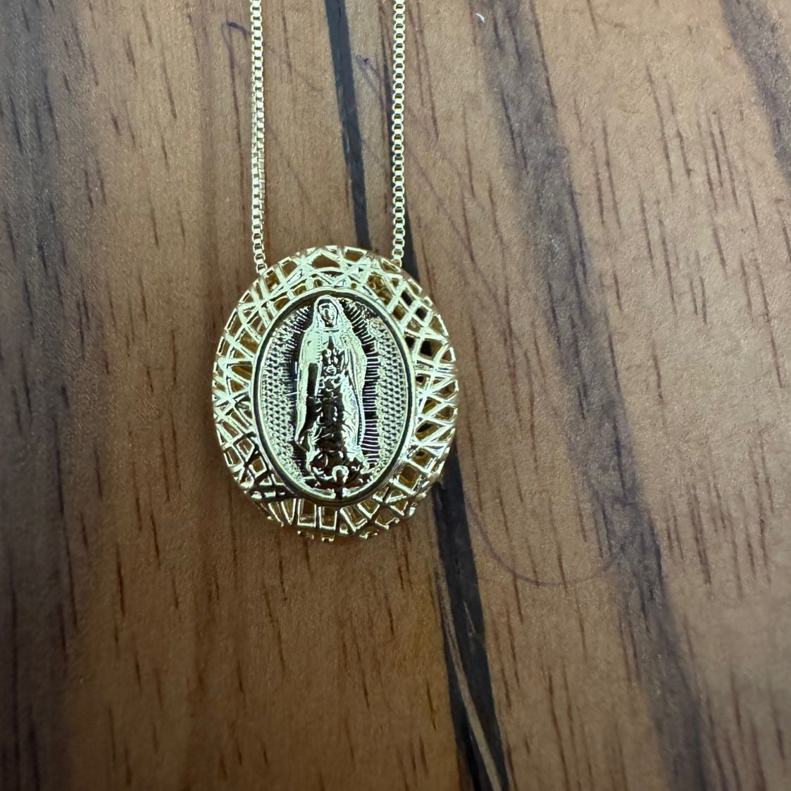 Colar Nossa Senhora de Guadalupe Dourado