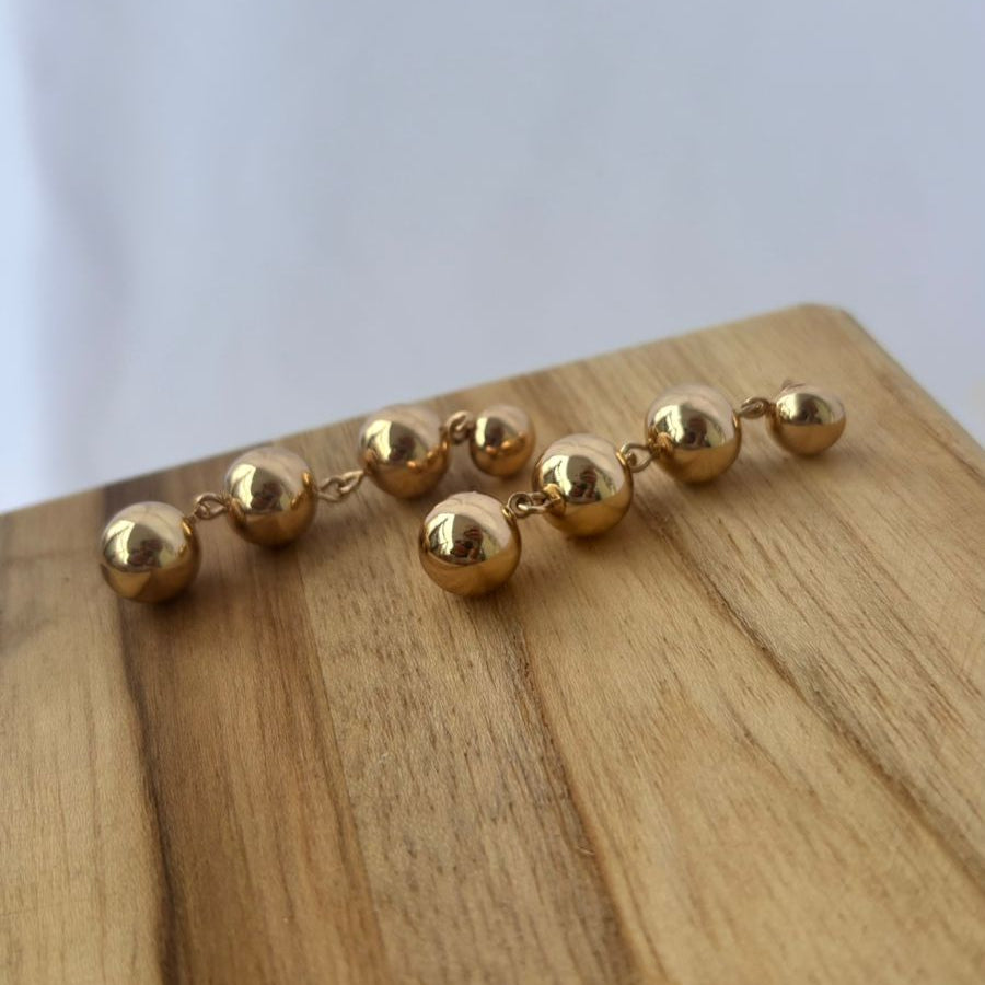 Brinco de Bolinhas Douradas Penduradas