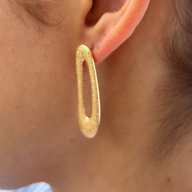 Brinco Abstrato com Textura Fosqueada Dourada