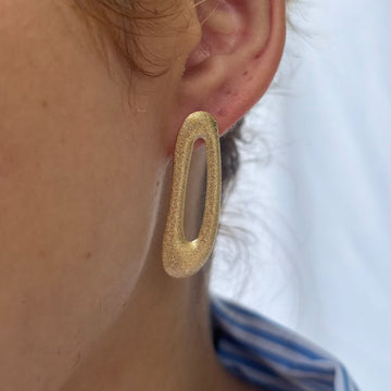 Brinco Abstrato com Textura Fosqueada Dourada