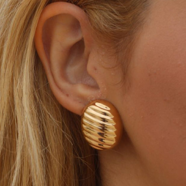 Brinco Abaloado Com Frisos Dourado