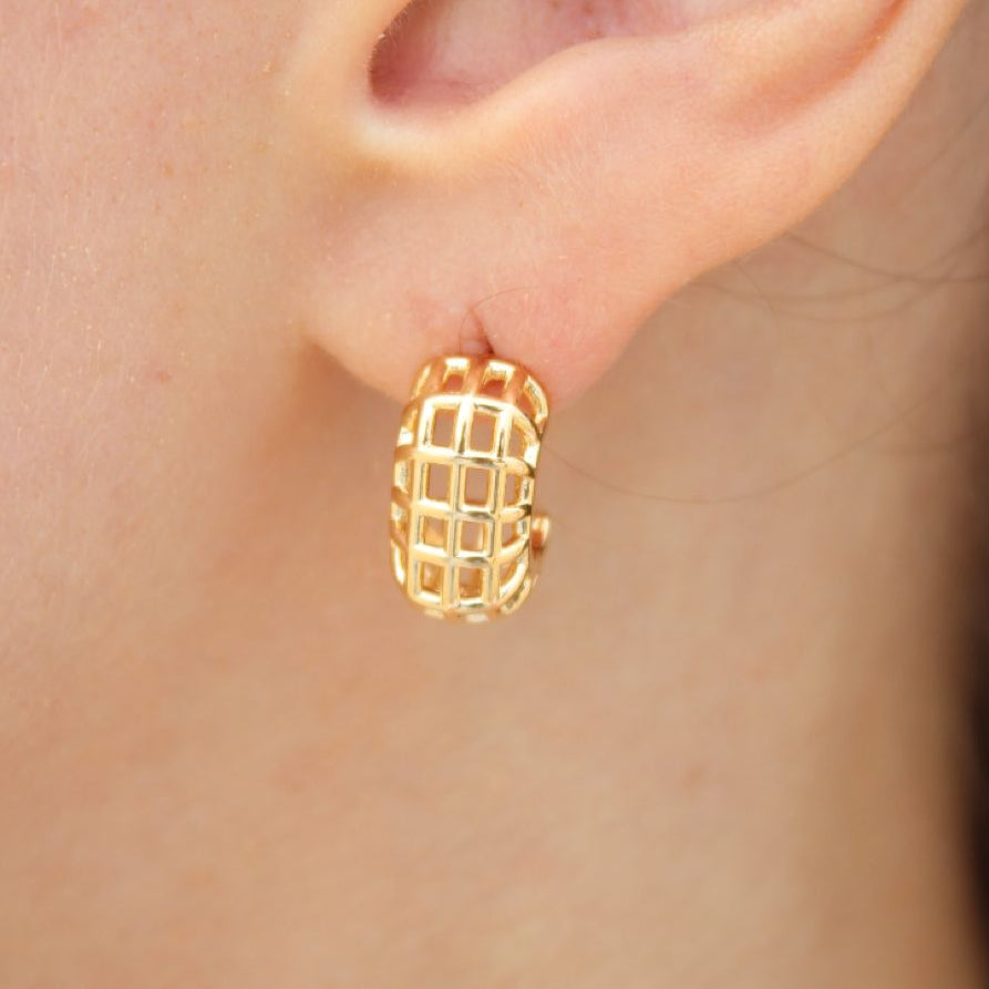 Brinco Semi Argola com Tecido Dourado