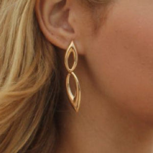 Brinco Alongado Dourado com Duas Gotas